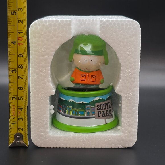 South Park Mini Snow Globe - Kyle - Picture 2 of 8